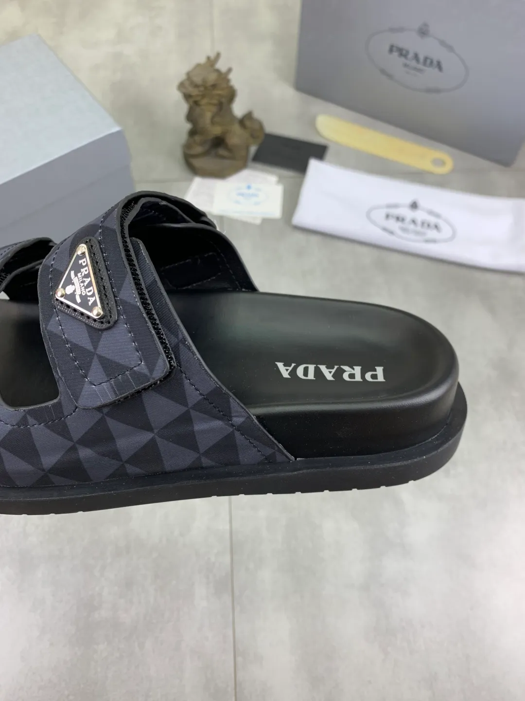 Men's shoes 💰P340💰【New style】🎁🎁🎁 PRADA Prada's new casual slippers, original official website, perfect workmanship, transmitting a kind of noble luxury, sublimating its definition of luxury in Prada's high-end extraordinary craftsmanship. Original combination outsole, code number: 38-44 (45 customized) Multiple colors 🉑️ to choose from
